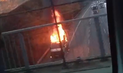 otoyolda-kamyonet-alev-alev-yandivxjwmcs4sn