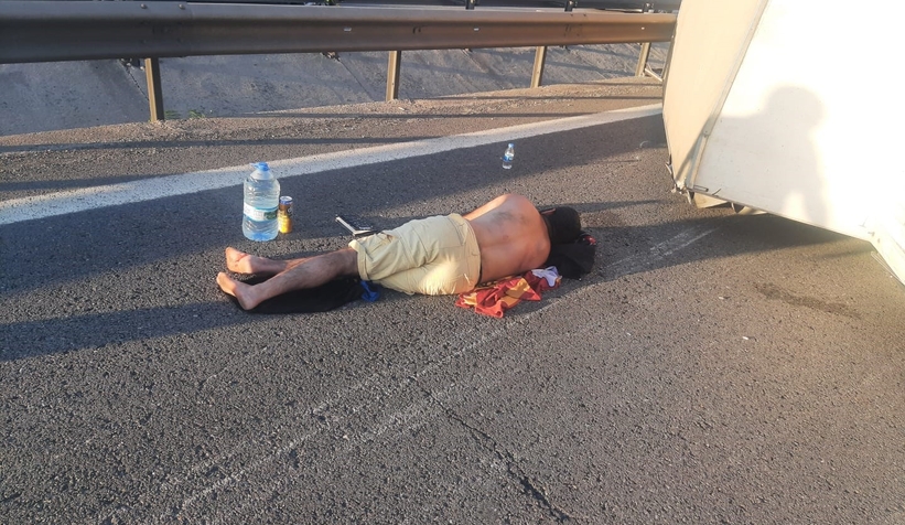 Otoyolda kamyonet yan yattı