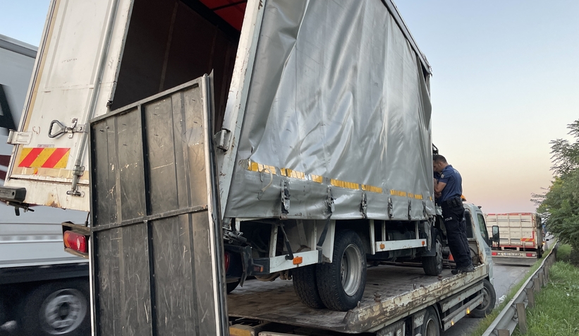 Otoyolda kamyonet yan yattı