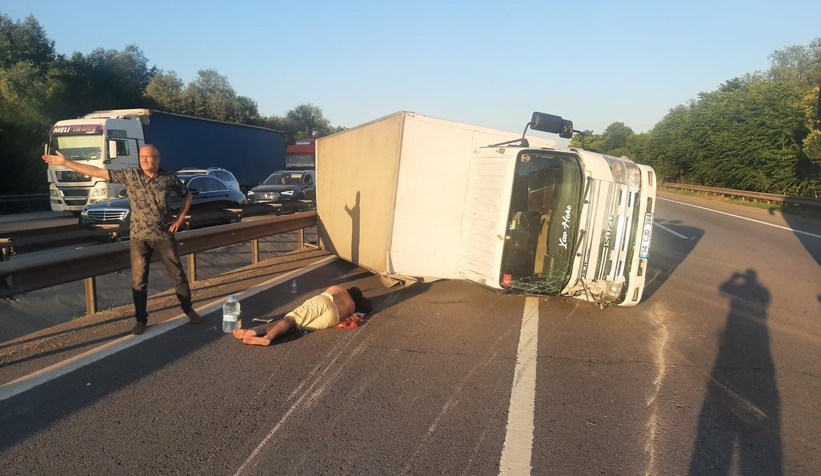 Otoyolda kamyonet yan yattı