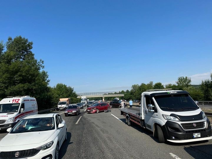 Otoyolda kaza:3 yaralı