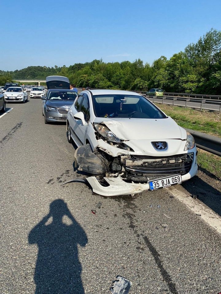 Otoyolda kaza:3 yaralı