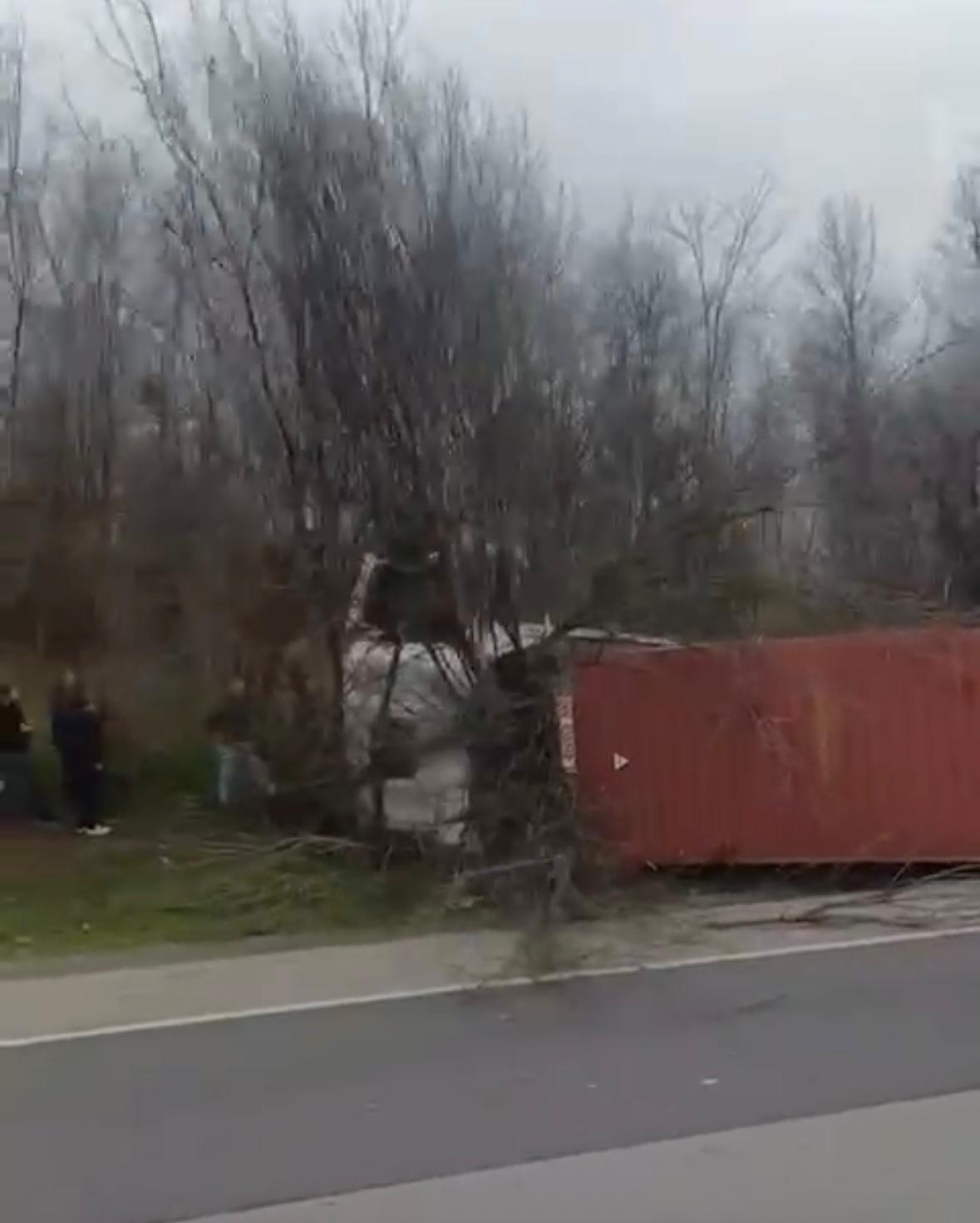 Otoyolda konteyner yüklü bir tır devrildi