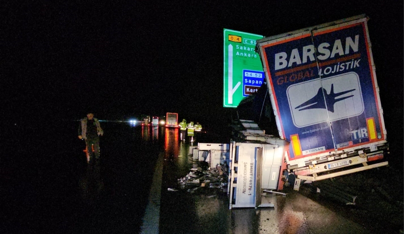 otoyolda-makaslayan-tir-bariyerlere-carptimfovumxlef