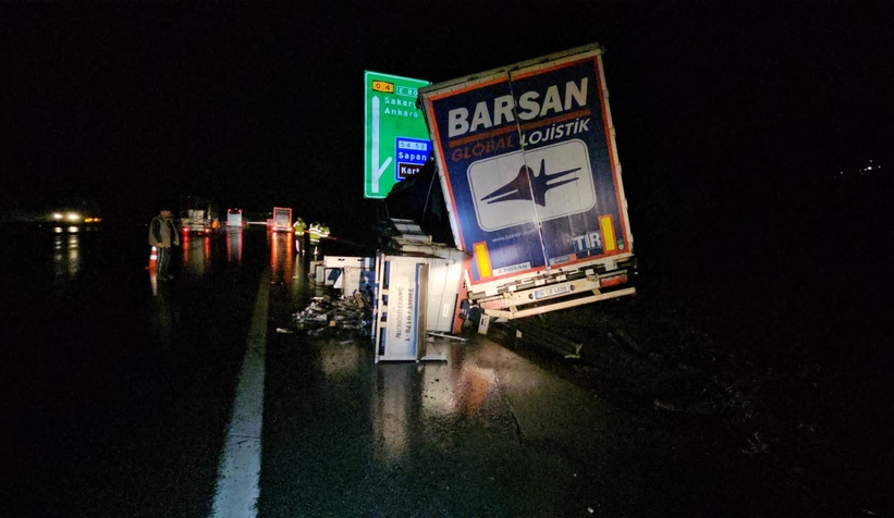 otoyolda-makaslayan-tir-bariyerlere-carptimfovumxlef
