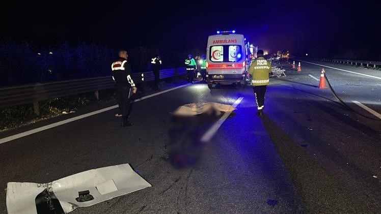 Otoyolda otomobilin çarptığı kişi öldü
