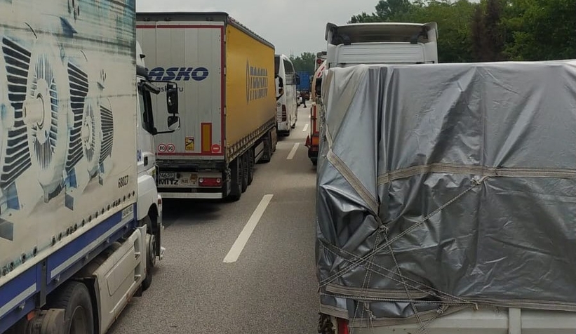 otoyolda-tir-devrildi-komurler-yola-sacildisdbdbvfkth