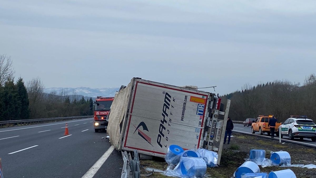 Otoyolda tır devrildi