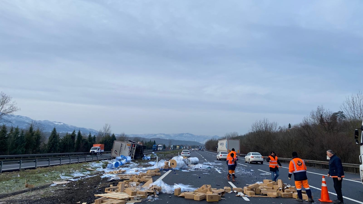 Otoyolda tır devrildi