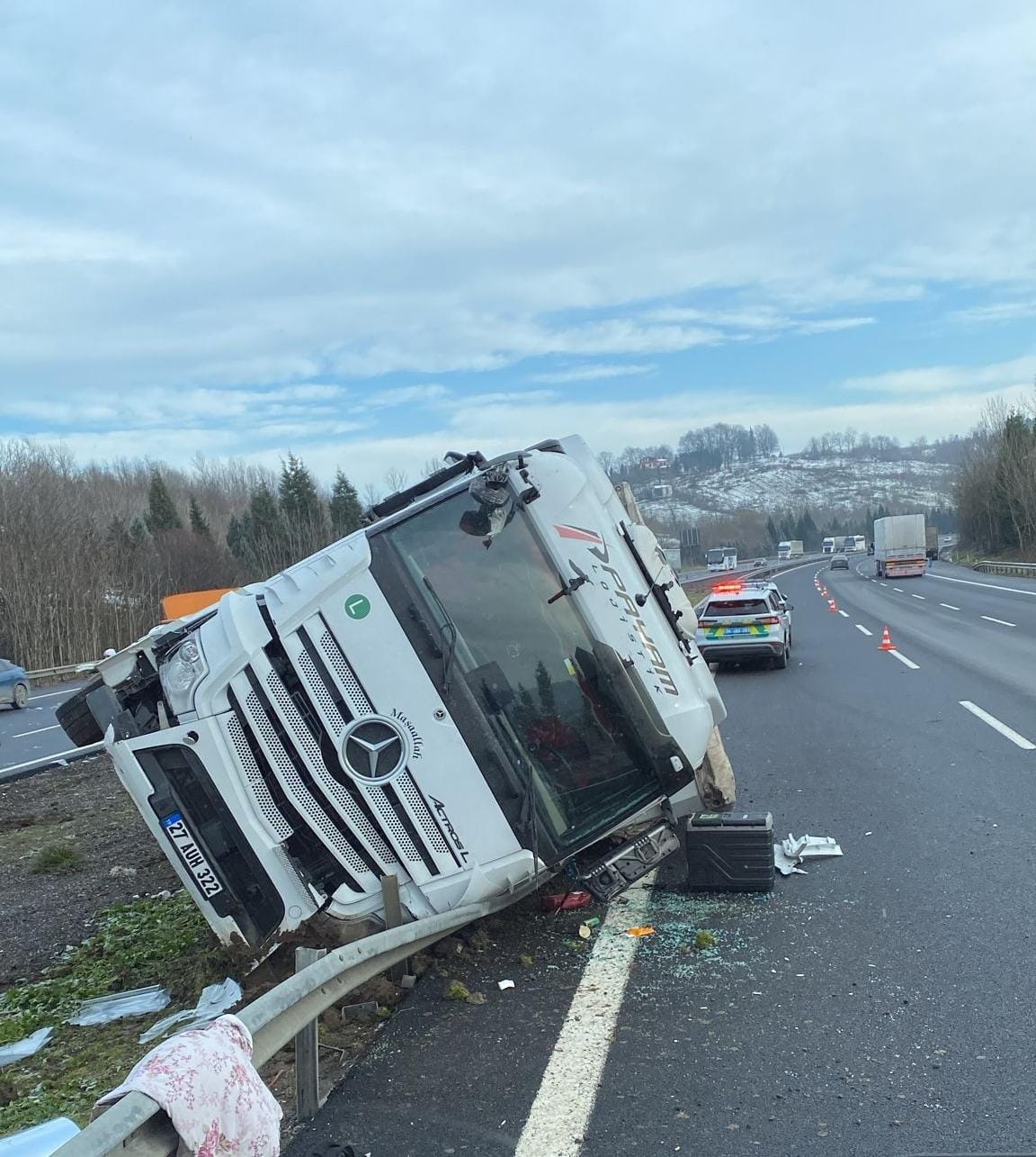 Otoyolda tır devrildi