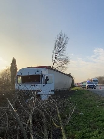 otoyolda-tir-sarole-uctuwnljblpwmj