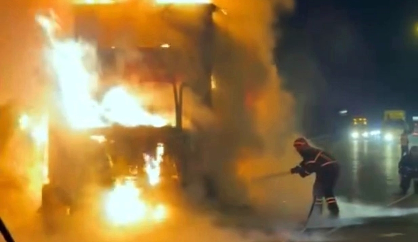 Otoyolda tırın alev topuna döndüğü anların görüntüsü ortaya çıktı