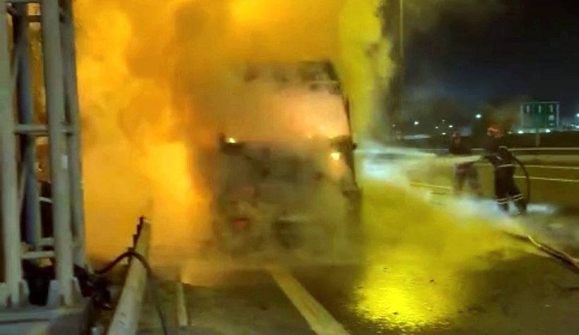 Otoyolda tırın alev topuna döndüğü anların görüntüsü ortaya çıktı