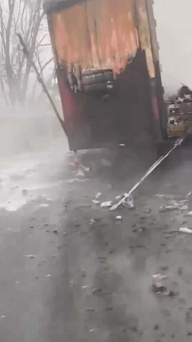 Otoyolda tırın dorsesi yandı