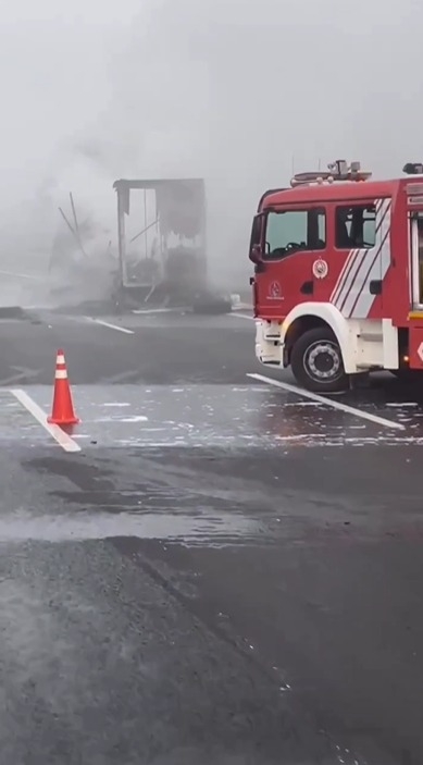 Otoyolda tırın dorsesi yandı