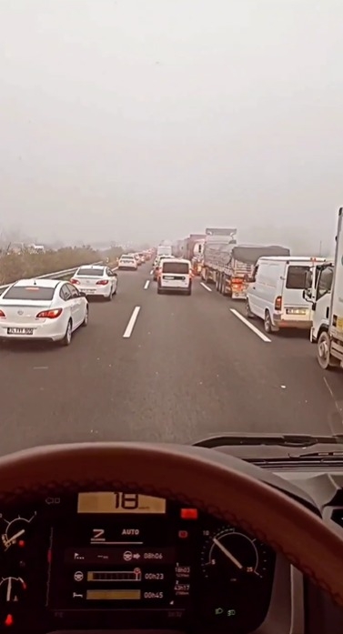 Otoyolda tırın dorsesi yandı