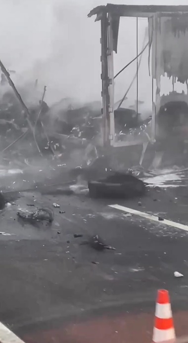 Otoyolda tırın dorsesi yandı