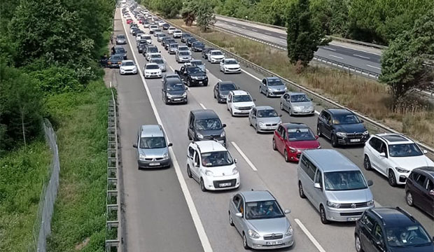 Otoyolda trafik durma noktasına geldi