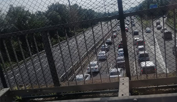 Otoyolda trafik durma noktasına geldi