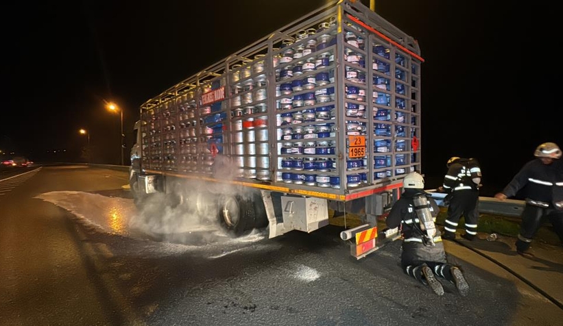 Otoyolda tüp yüklü kamyonda yangın