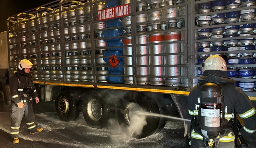 Otoyolda tüp yüklü kamyonda yangın