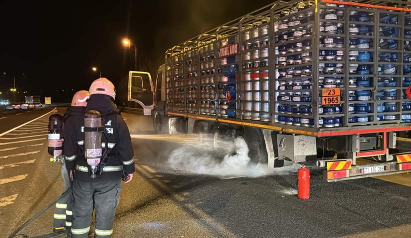 Otoyolda tüp yüklü kamyonda yangın