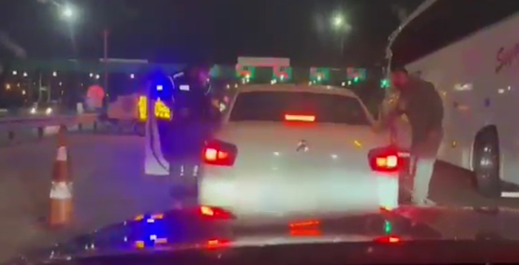 Otoyolda uyuşturucu bulunan otomobile operasyon anı