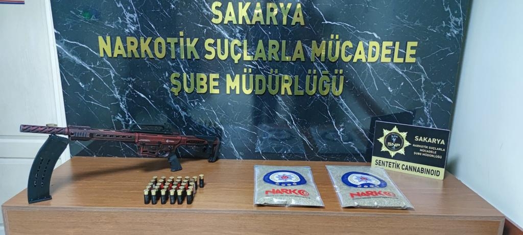 Otoyolda uyuşturucu bulunan otomobile operasyon anı