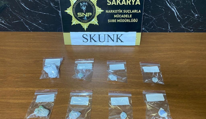 Otoyolda uyuşturucu bulunan otomobile operasyon anı