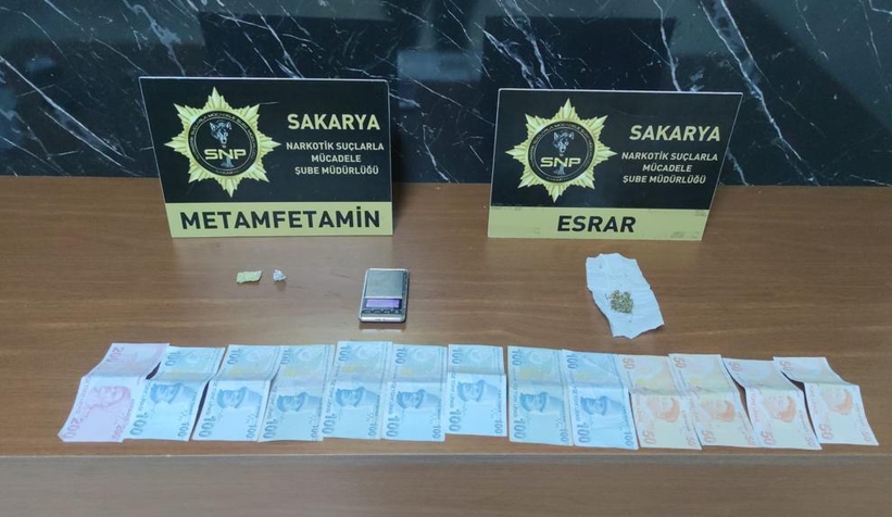 Otoyolda uyuşturucu bulunan otomobile operasyon anı