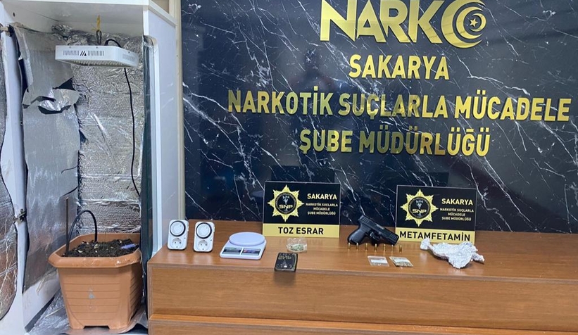 Otoyolda uyuşturucu bulunan otomobile operasyon anı