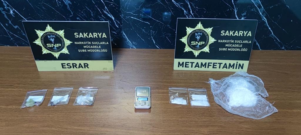 Otoyolda uyuşturucu bulunan otomobile operasyon anı