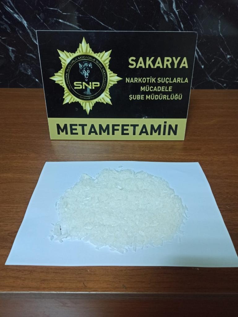 Otoyolda uyuşturucu bulunan otomobile operasyon anı