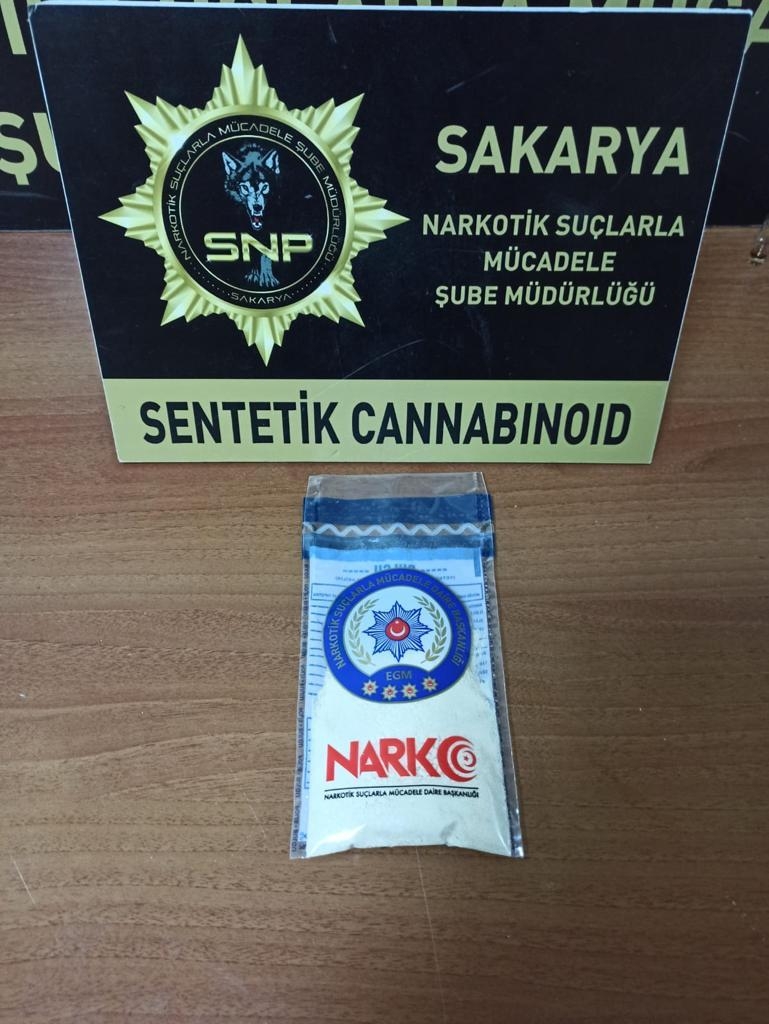 Otoyolda uyuşturucu bulunan otomobile operasyon anı