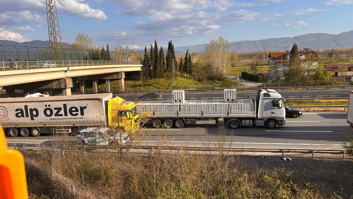 Otoyolun Akyazı kesiminde kaza