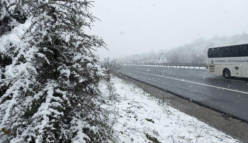 Otoyolun Düzce-Sakarya sınırında kar etkili oluyor