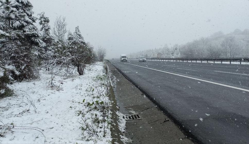 Otoyolun Düzce-Sakarya sınırında kar etkili oluyor