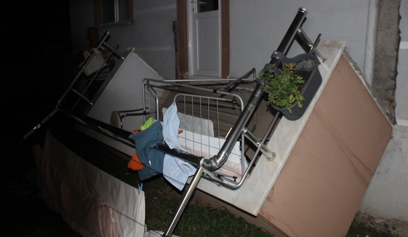 Oturdukları balkon çöktü