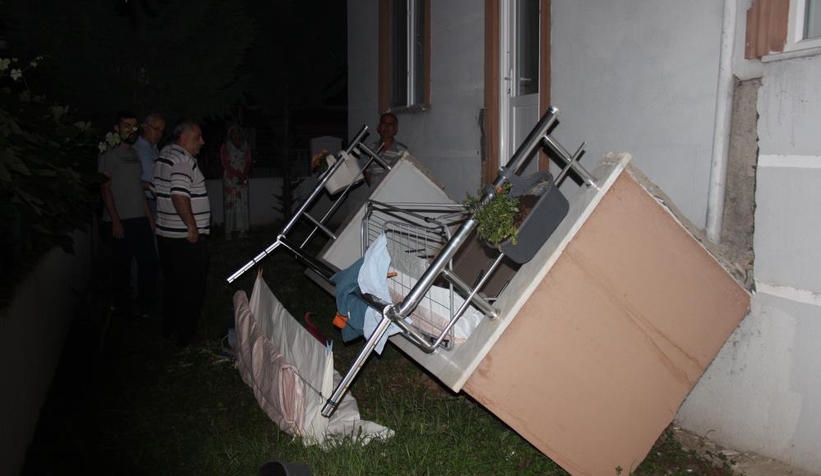 Oturdukları balkon çöktü