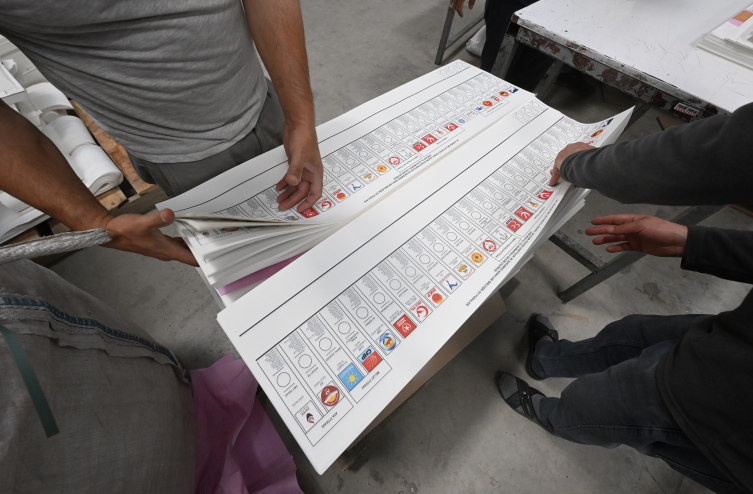 Oy pusulaları illere gönderildi