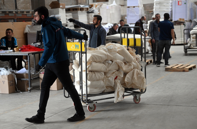 Oy pusulaları illere gönderildi