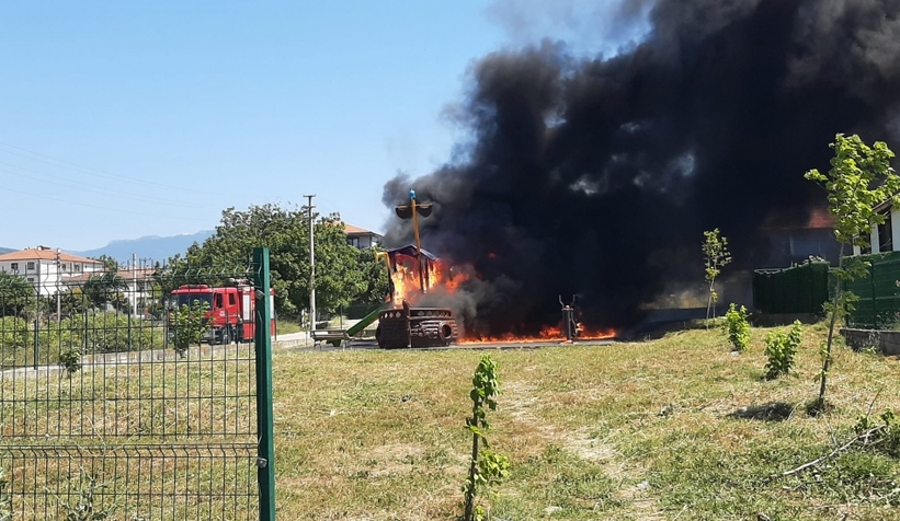 Oyun parkı alev alev yandı