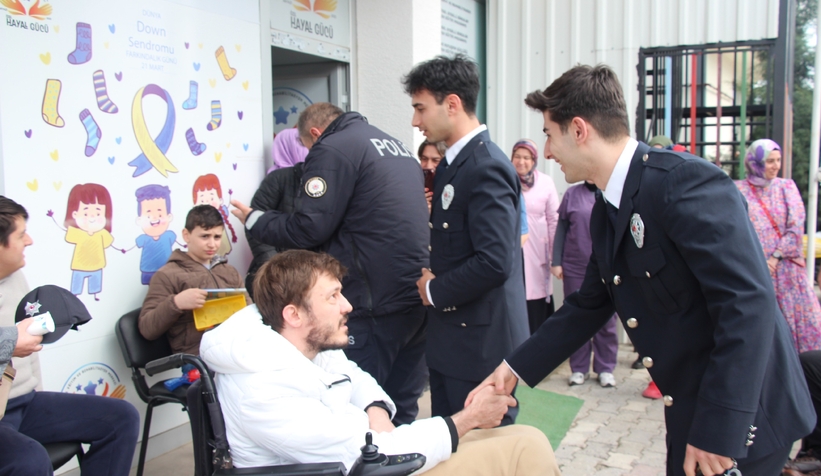 ozel-cocuklardan-polis-teskilatina-duygu-yuklu-tablosdnszxjfmv