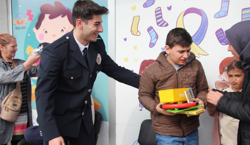 ozel-cocuklardan-polis-teskilatina-duygu-yuklu-tablosdnszxjfmv
