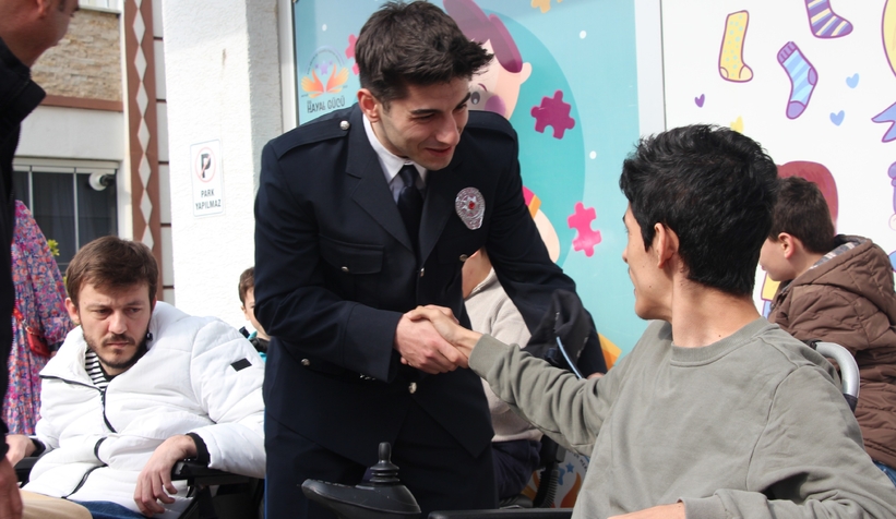 ozel-cocuklardan-polis-teskilatina-duygu-yuklu-tablosdnszxjfmv