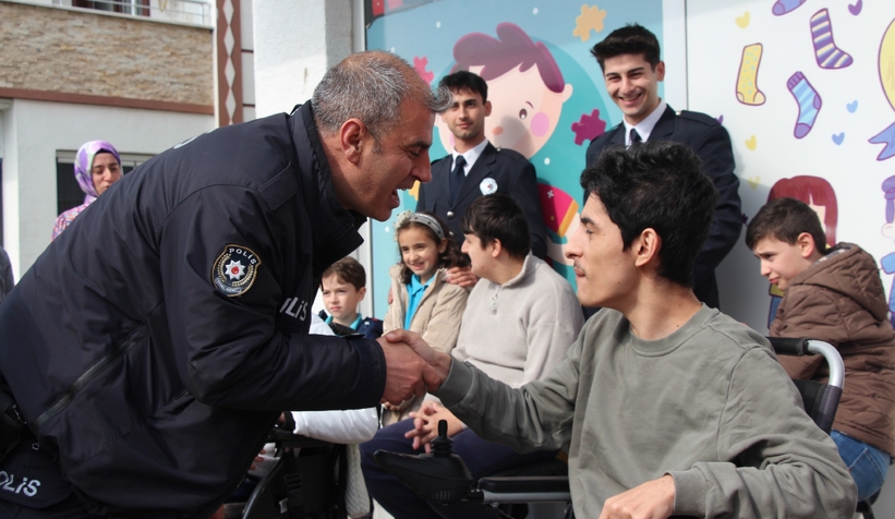 ozel-cocuklardan-polis-teskilatina-duygu-yuklu-tablosdnszxjfmv