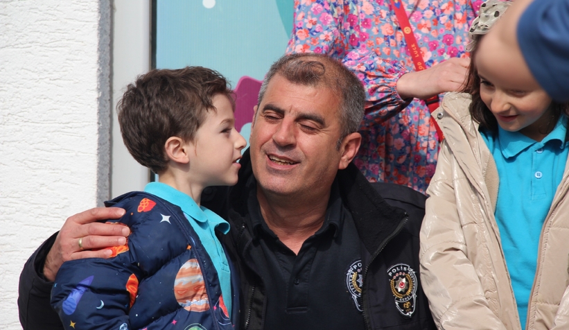 ozel-cocuklardan-polis-teskilatina-duygu-yuklu-tablosdnszxjfmv
