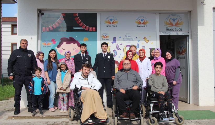 ozel-cocuklardan-polis-teskilatina-duygu-yuklu-tablosdnszxjfmv