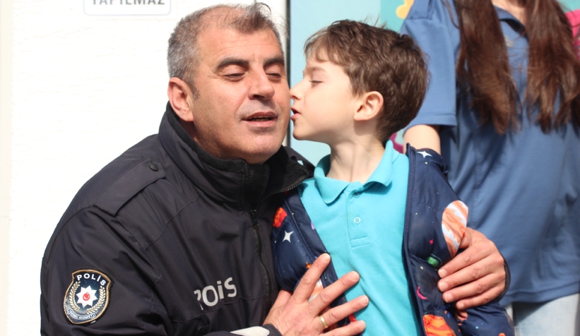 ozel-cocuklardan-polis-teskilatina-duygu-yuklu-tablosdnszxjfmv