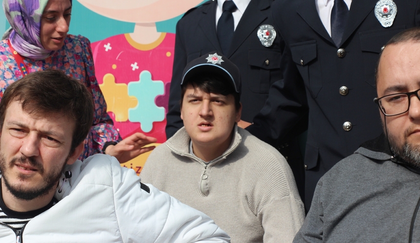 ozel-cocuklardan-polis-teskilatina-duygu-yuklu-tablosdnszxjfmv